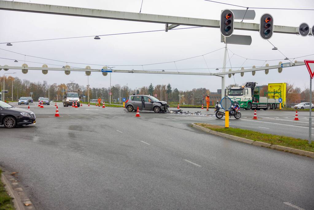 Veel schade tussen botsing personenauto's