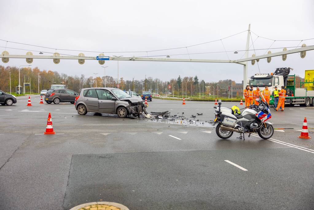 Veel schade tussen botsing personenauto's