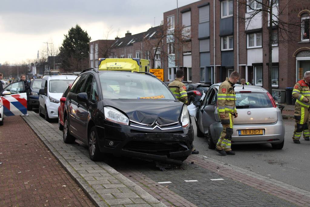 Drie auto's betrokken bij aanrijding