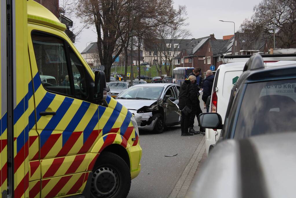 Drie auto's betrokken bij aanrijding