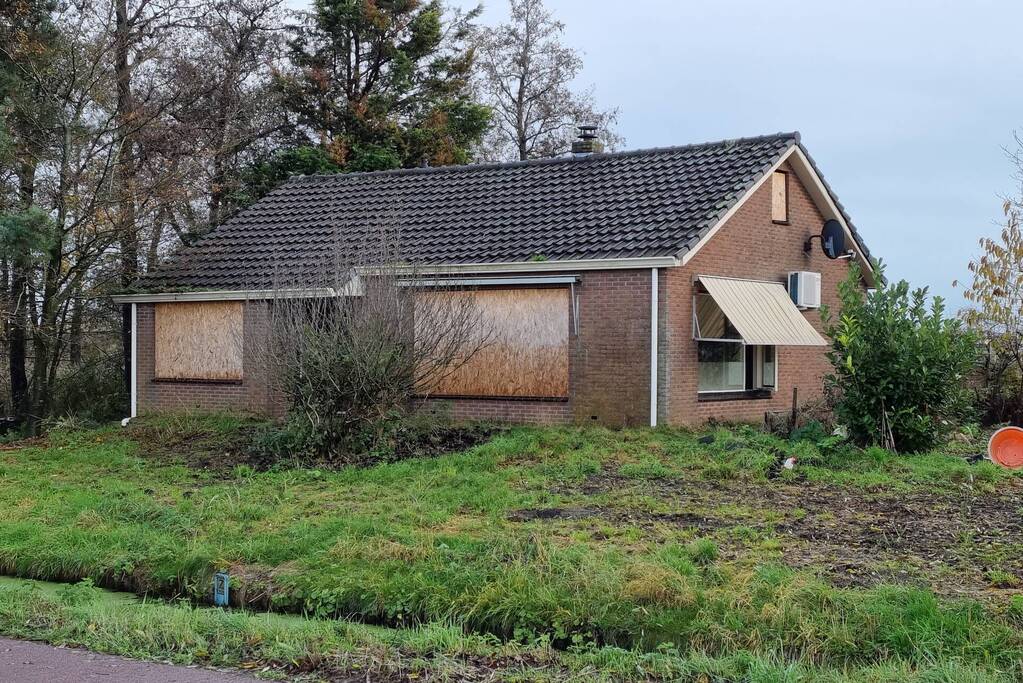 Politieonderzoek bij dicht getimmerde woning