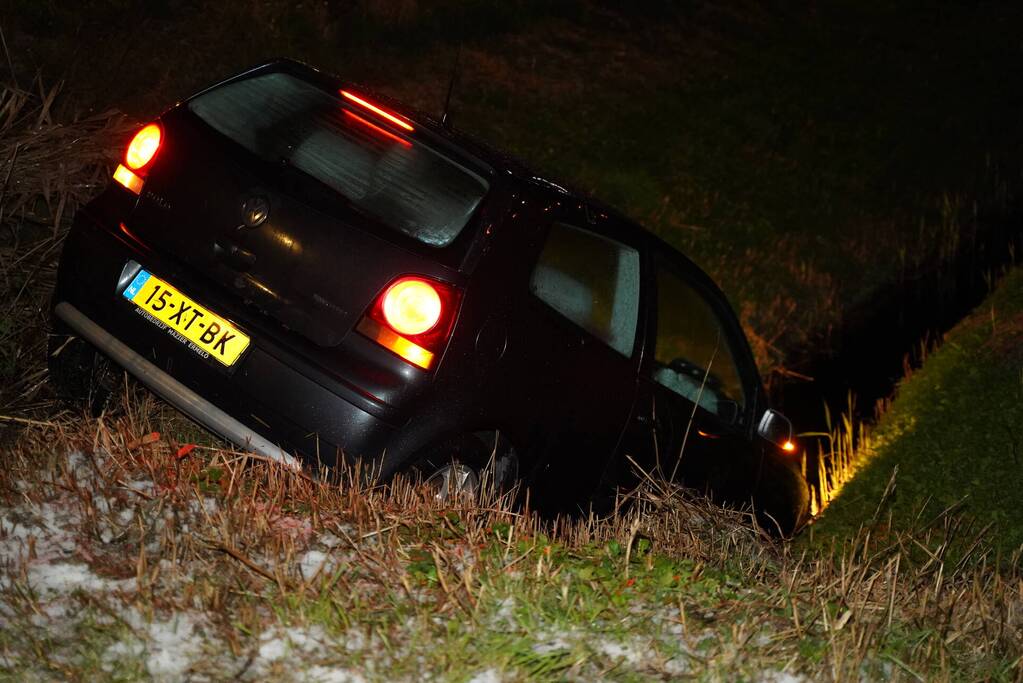 Auto raakt van de weg en belandt in sloot