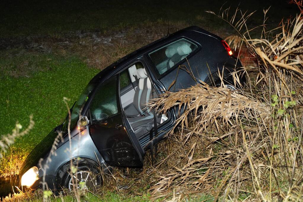 Auto raakt van de weg en belandt in sloot