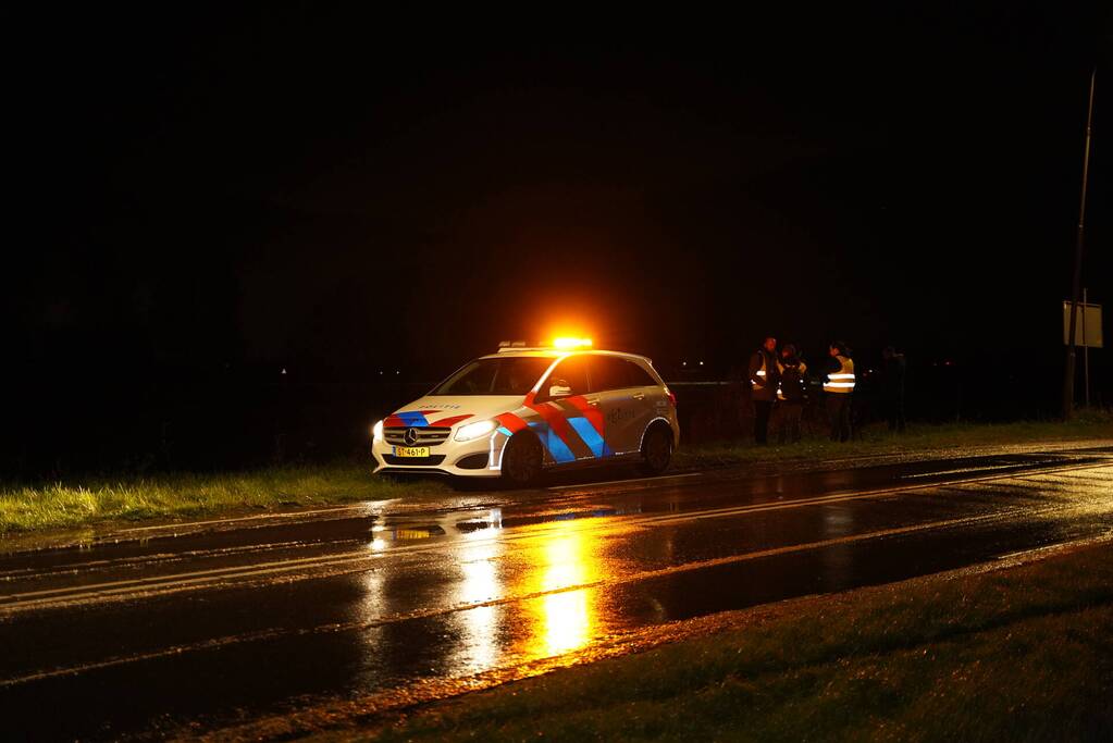Auto raakt van de weg en belandt in sloot