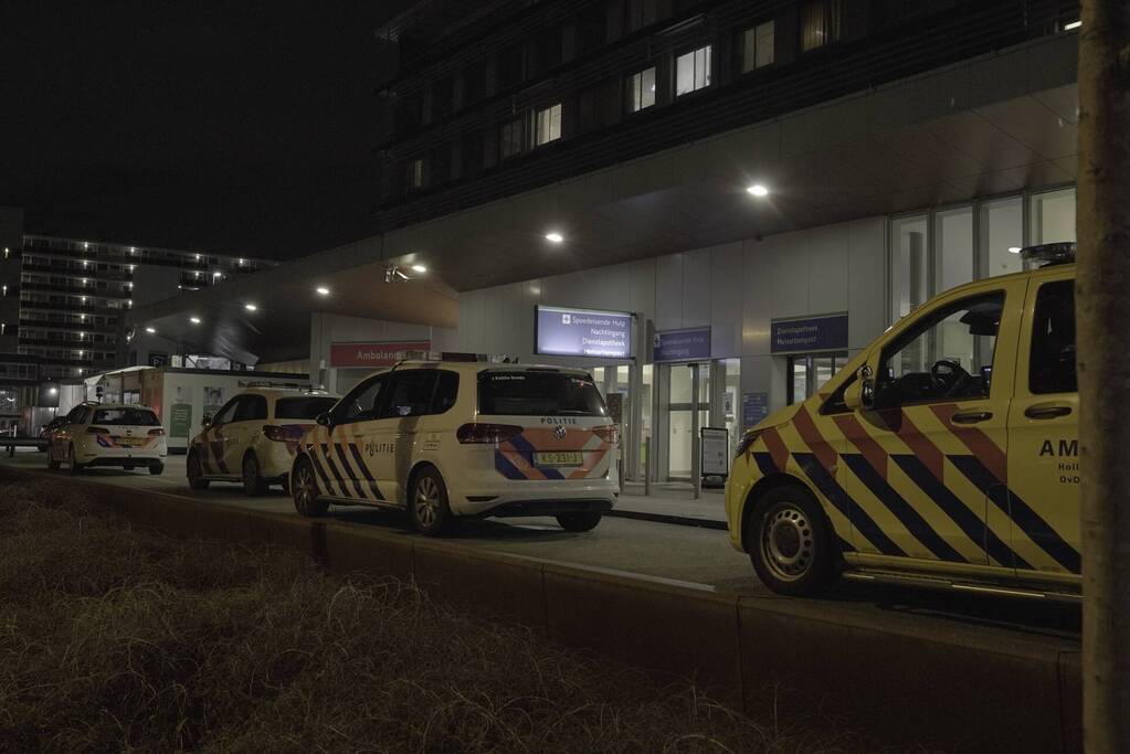Persoon valt ambulancepersoneel aan