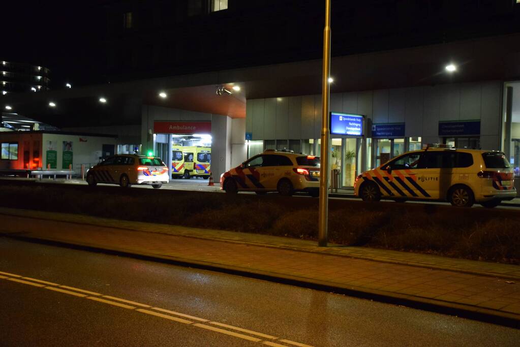 Persoon valt ambulancepersoneel aan