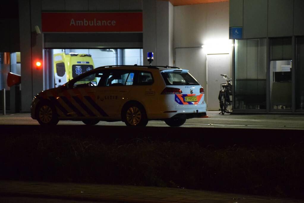 Persoon valt ambulancepersoneel aan
