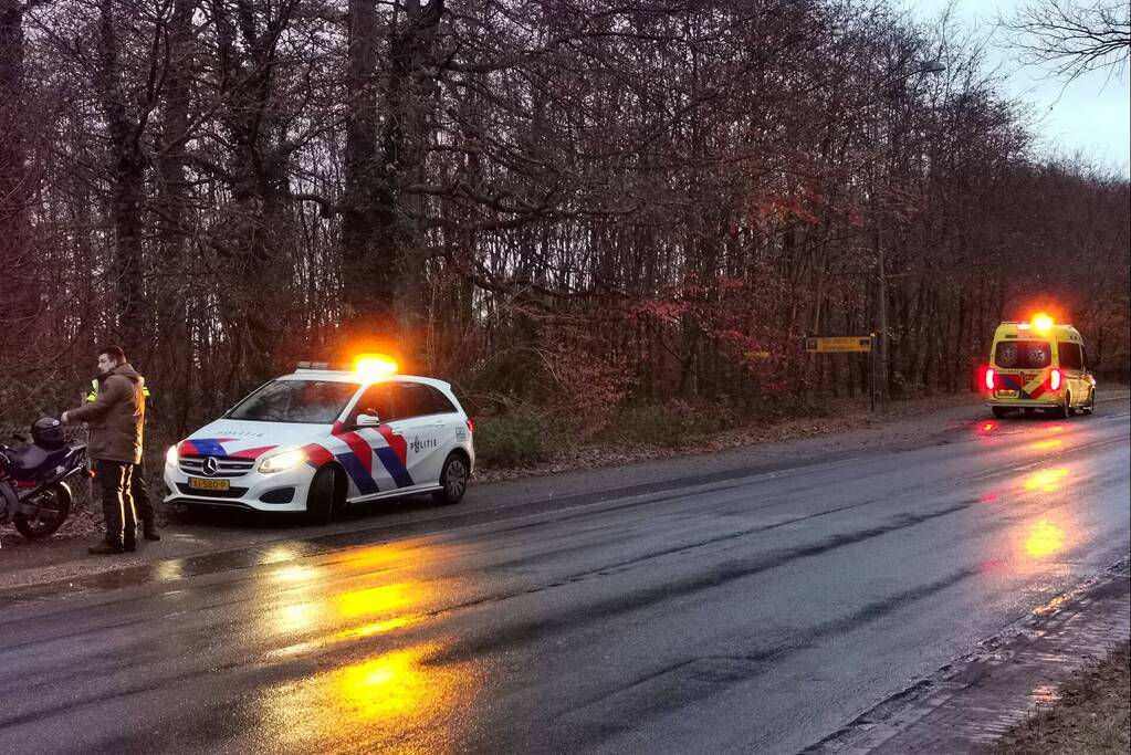 Motorrijder gaat onderuit op spekglad wegdek