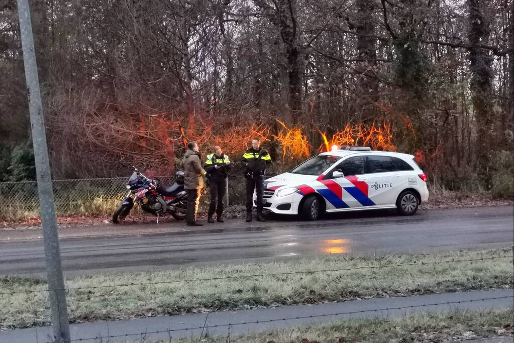 Motorrijder gaat onderuit op spekglad wegdek