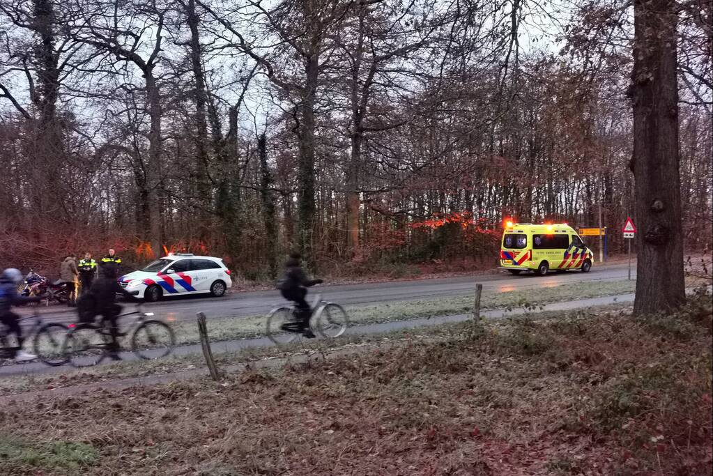 Motorrijder gaat onderuit op spekglad wegdek