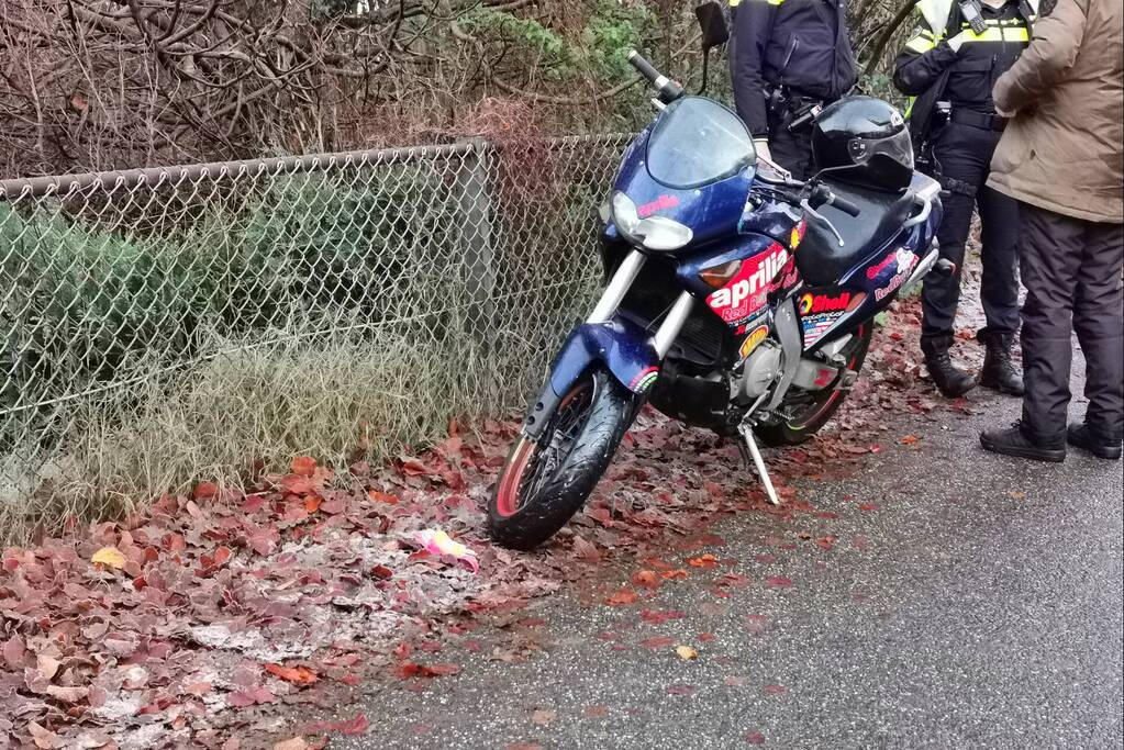 Motorrijder gaat onderuit op spekglad wegdek