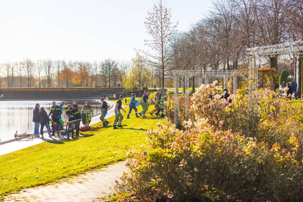 Traumahelikopter ingezet voor te water geraakt persoon