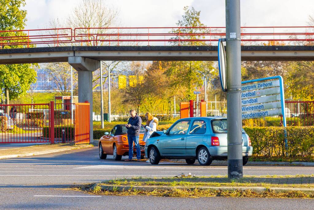 Schade bij botsing voor stoplicht sportpark Zielhorst