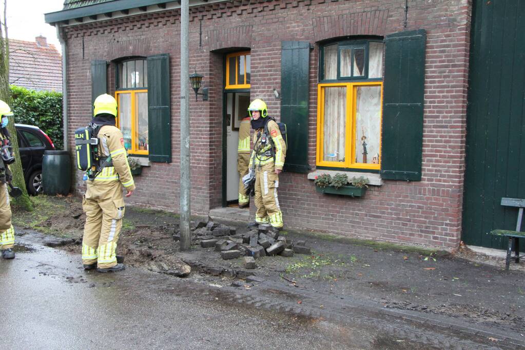 Brandweer doet onderzoek naar gaslucht in woning Boshoven