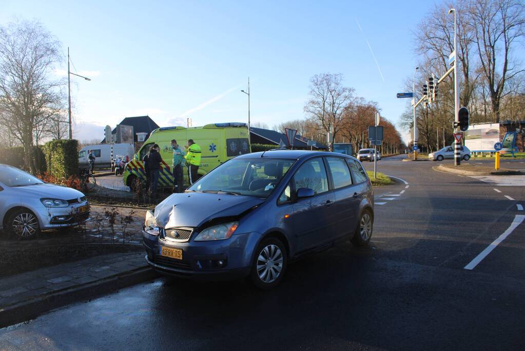 Automobilist botst tegen verkeerslicht bij aanrijding