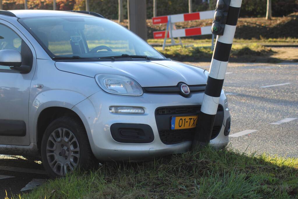 Automobilist botst tegen verkeerslicht bij aanrijding