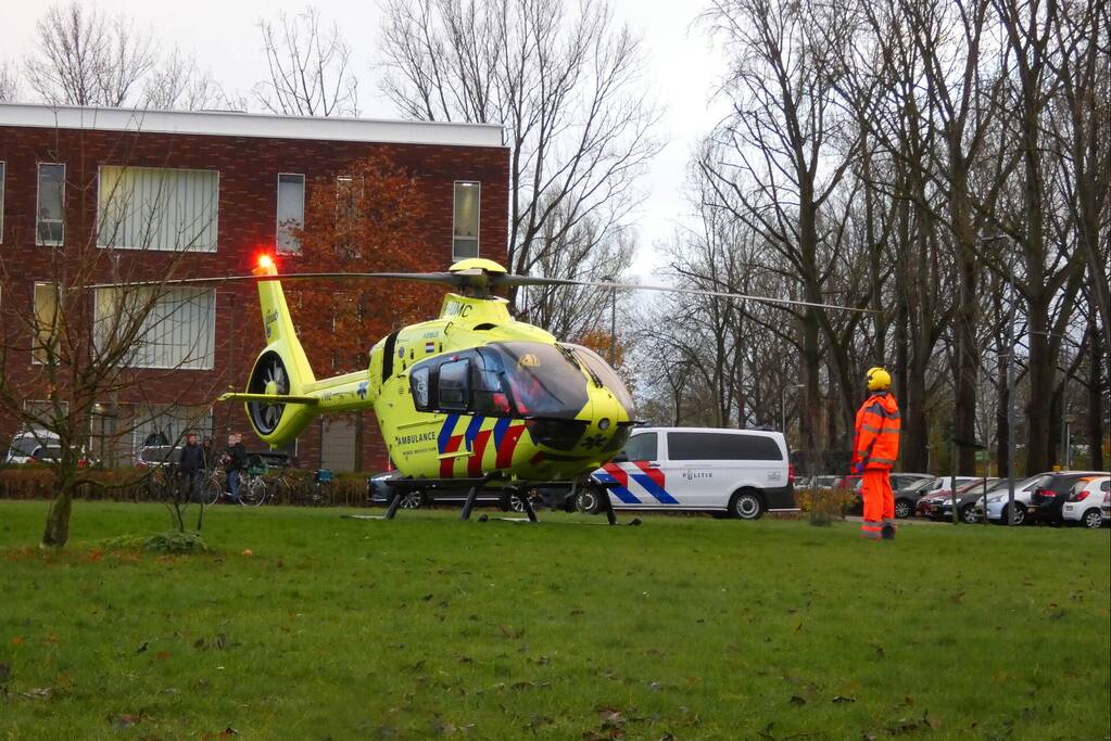 Traumahelikopter landt voor persoon met allergische reactie in gezondheidscentrum