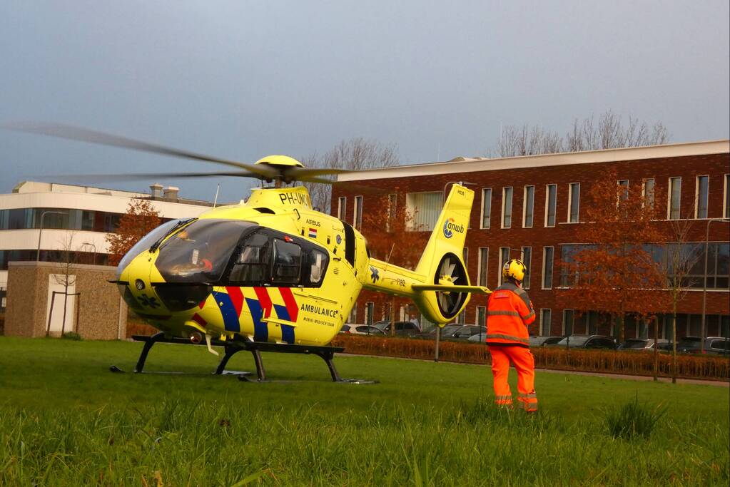 Traumahelikopter landt voor persoon met allergische reactie in gezondheidscentrum