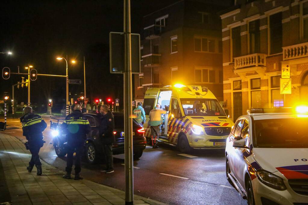 Maaltijdbezorger op e-bike aangereden door auto