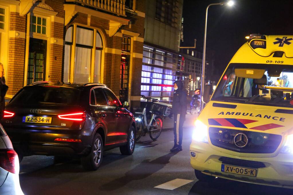 Maaltijdbezorger op e-bike aangereden door auto