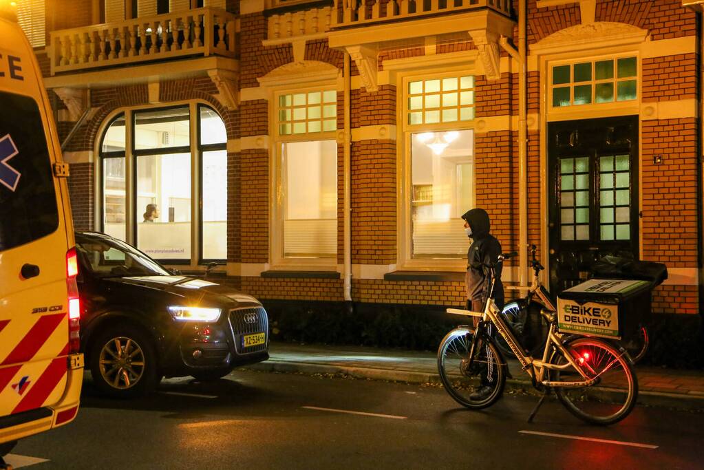 Maaltijdbezorger op e-bike aangereden door auto