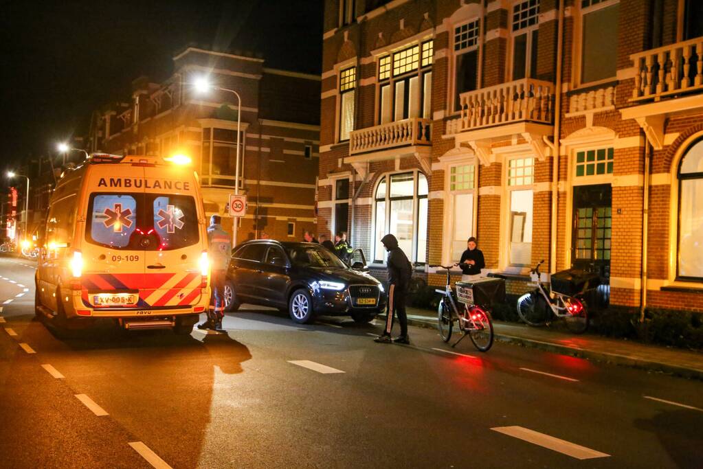 Maaltijdbezorger op e-bike aangereden door auto