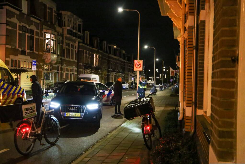 Maaltijdbezorger op e-bike aangereden door auto