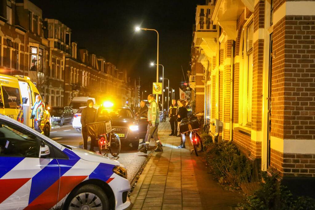 Maaltijdbezorger op e-bike aangereden door auto