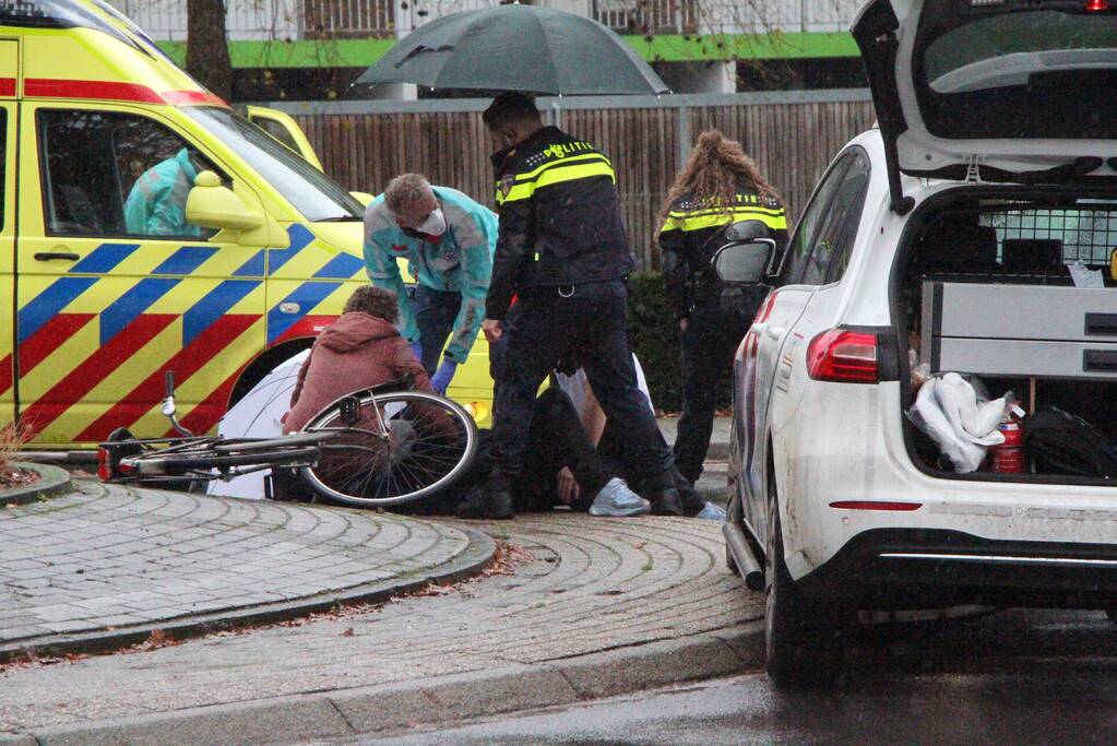 Fietser gewond bij aanrijding op rotonde