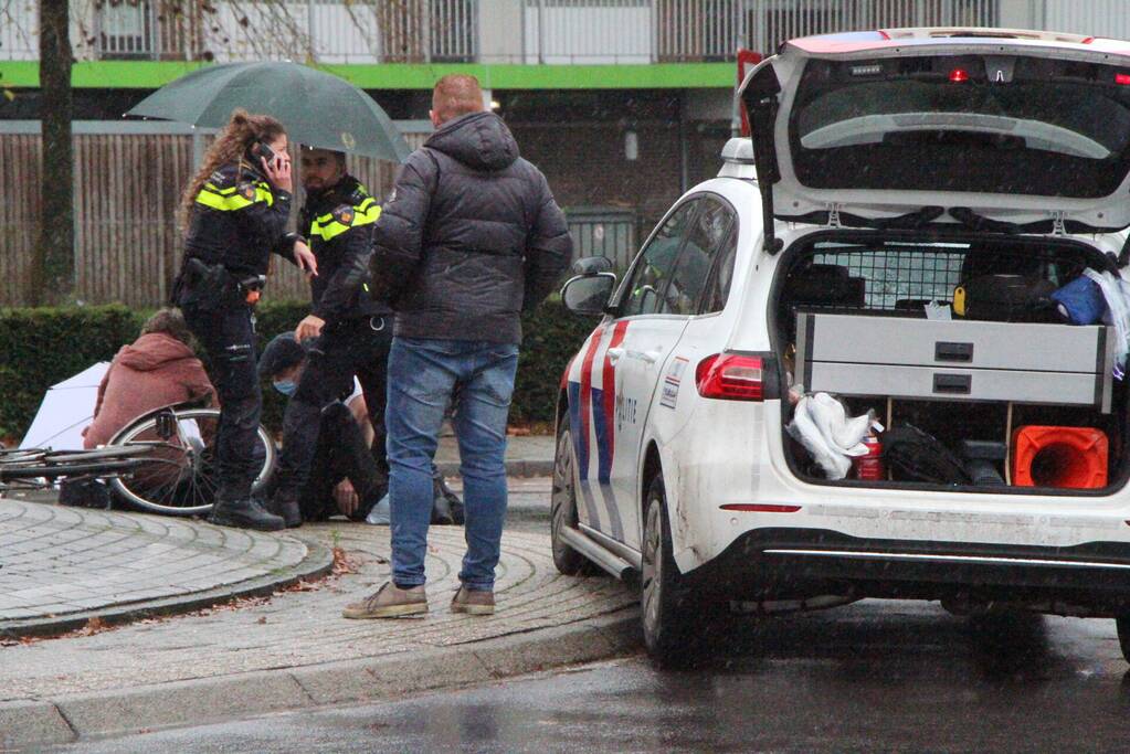 Fietser gewond bij aanrijding op rotonde