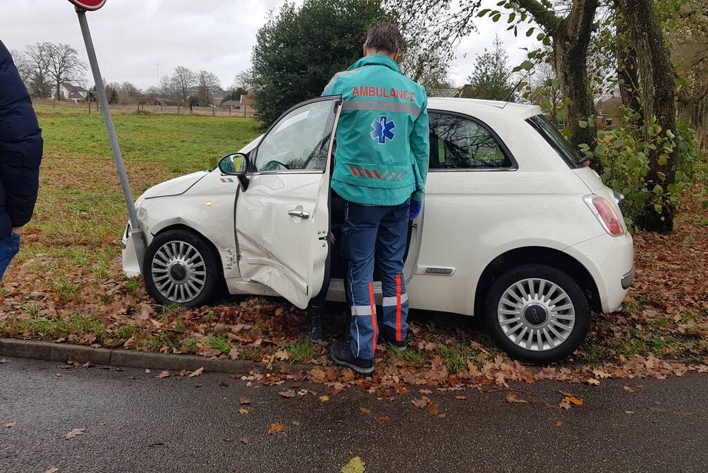 Auto's botsen op kruising