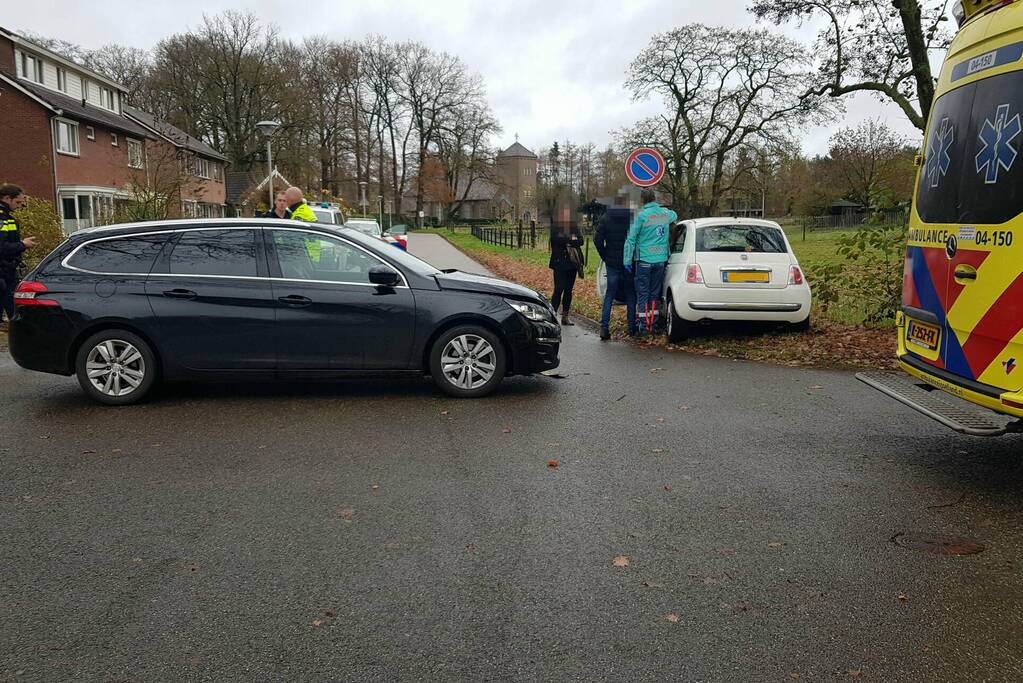 Auto's botsen op kruising