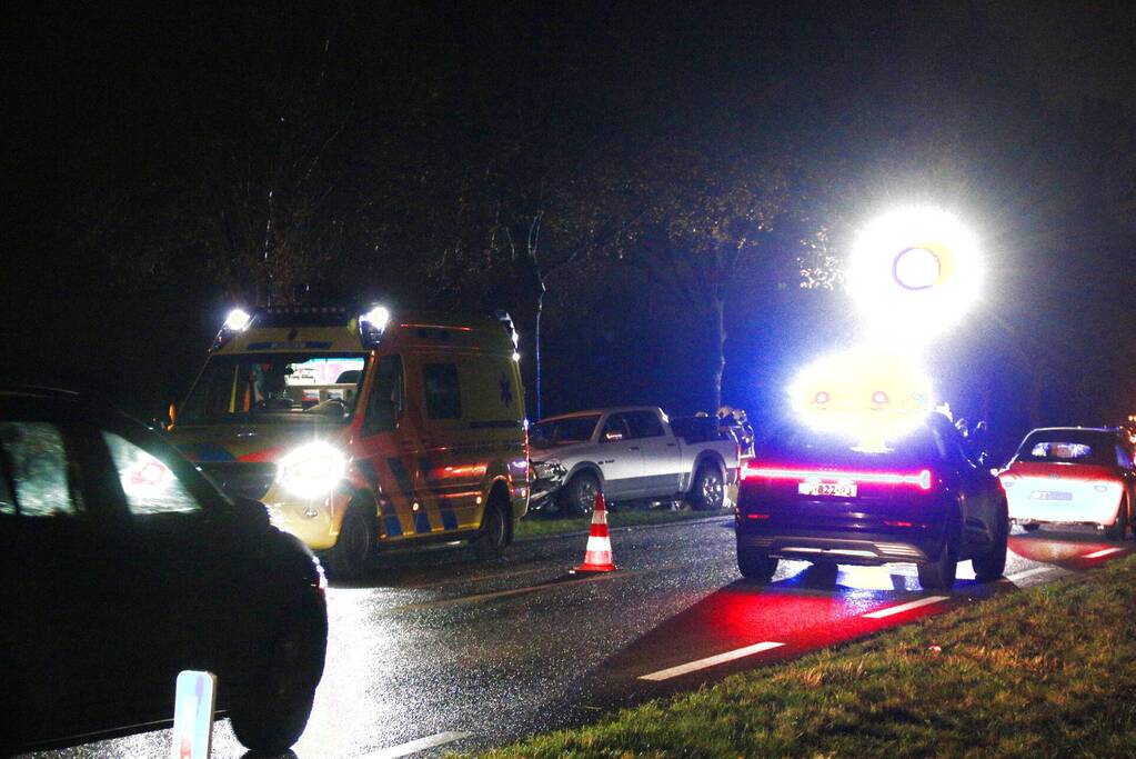 Meerdere voertuigen betrokken bij ongeval met beknelling