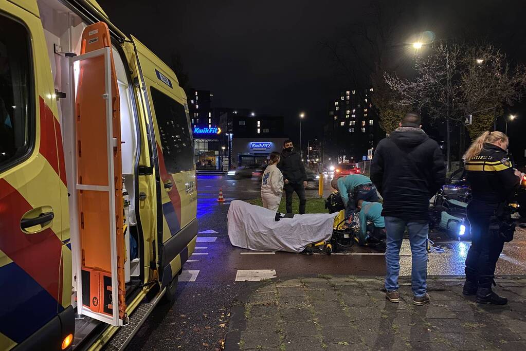 Maaltijdbezorger gewond bij aanrijding