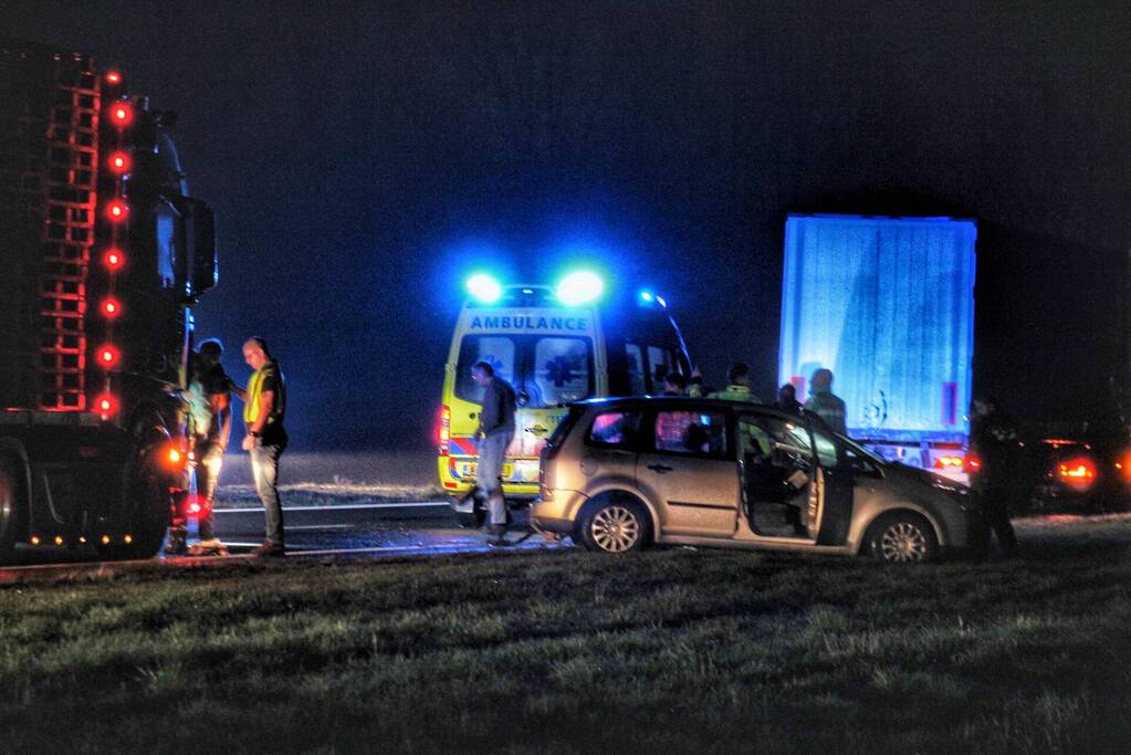 Automobilist verliest controle over stuur en klapt achterop vrachtwagen