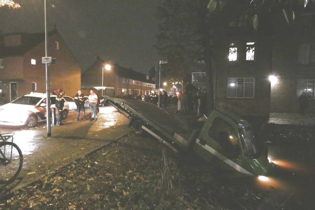 Bestelbus raakt te water