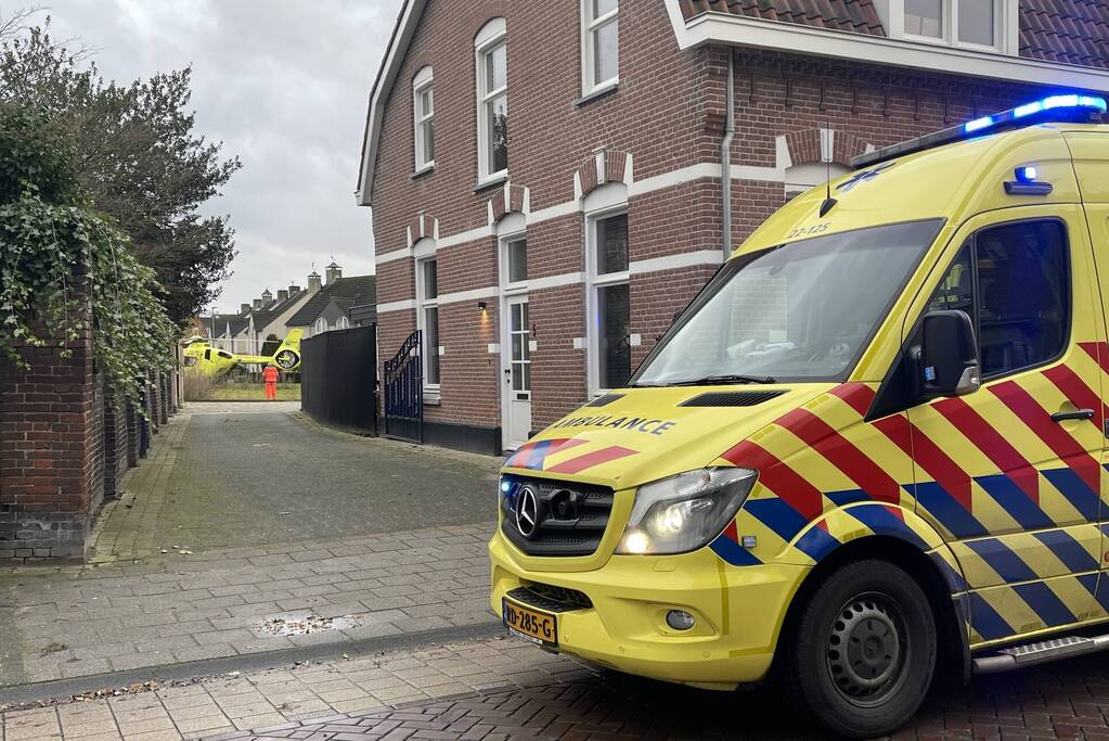 Vrouw zwaargewond na val uit raam