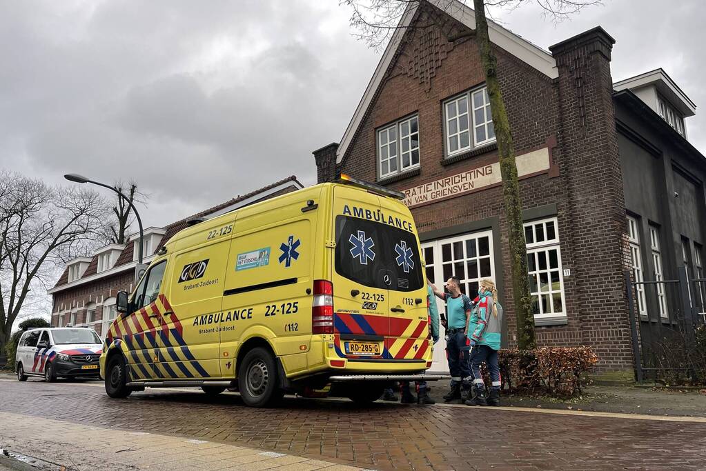 Vrouw zwaargewond na val uit raam