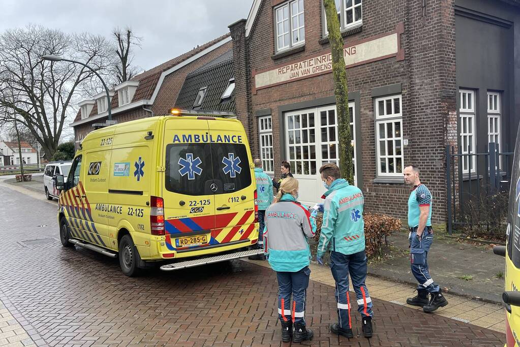 Vrouw zwaargewond na val uit raam