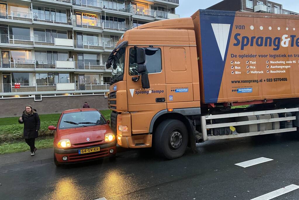 Auto keert en wordt geraakt door vrachtwagen