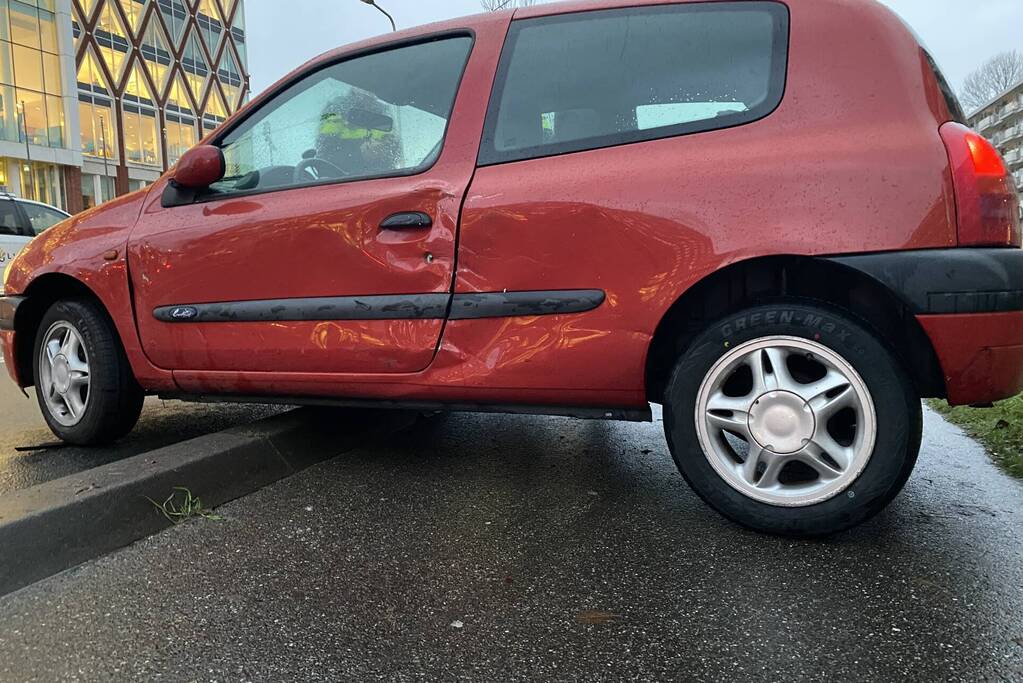 Auto keert en wordt geraakt door vrachtwagen