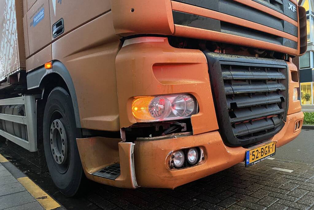 Auto keert en wordt geraakt door vrachtwagen