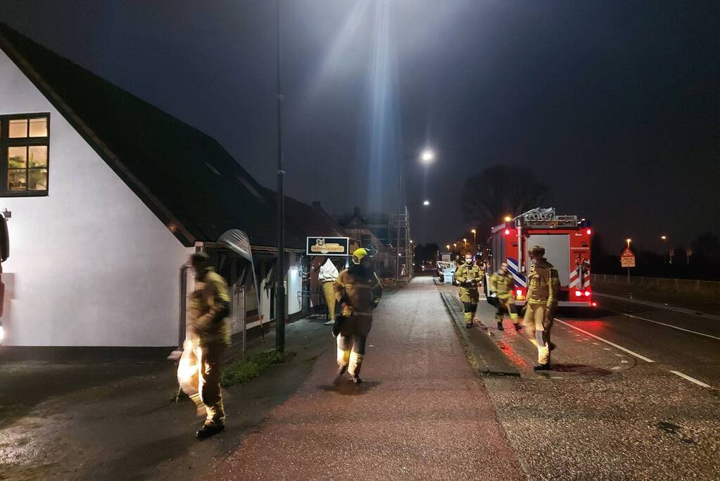 Brandweer controleert dak op brand