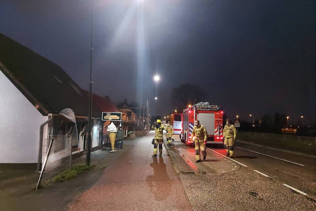 Brandweer controleert dak op brand