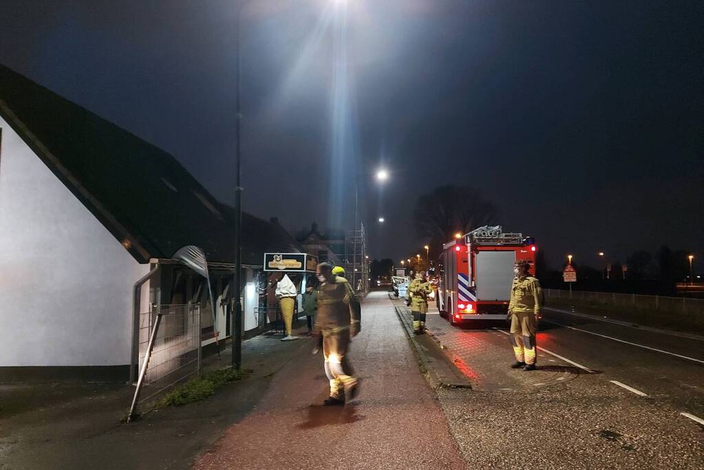 Brandweer controleert dak op brand