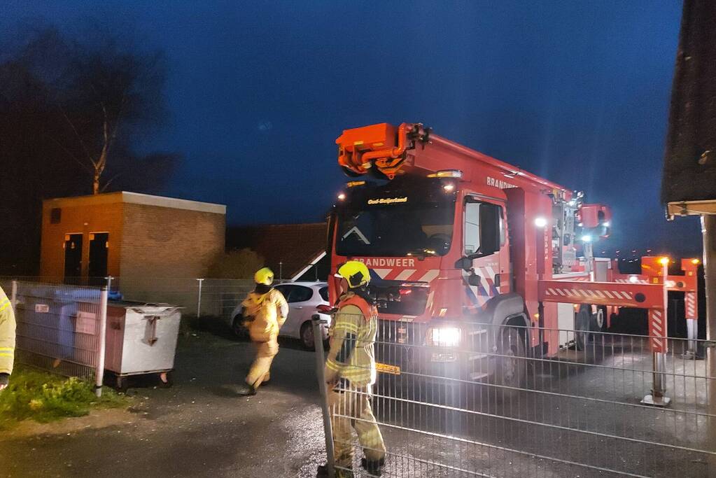 Brandweer controleert dak op brand