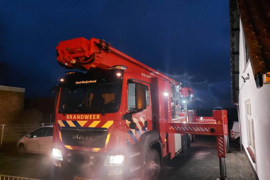 Brandweer controleert dak op brand