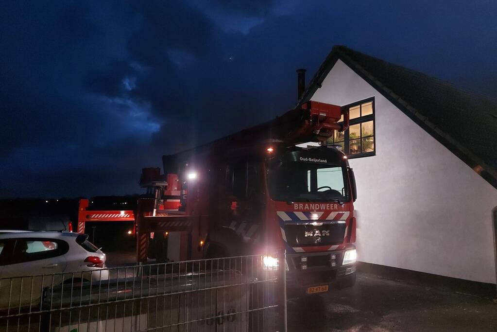 Brandweer controleert dak op brand
