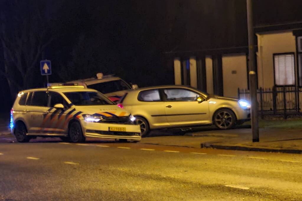 Auto klemgereden na achtervolging