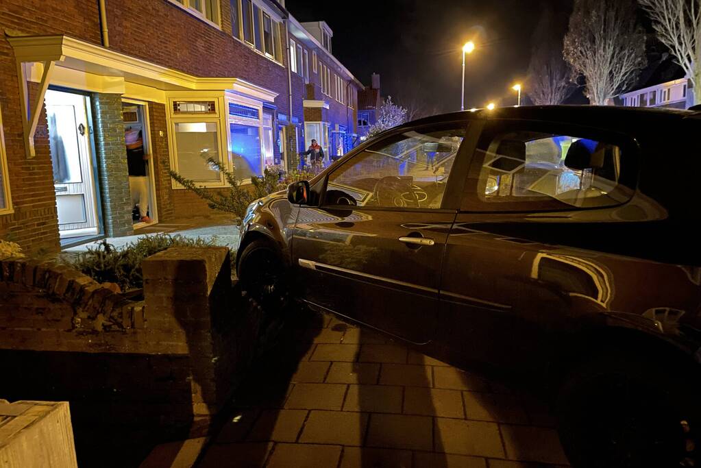 Auto belandt in tuin na aanrijding